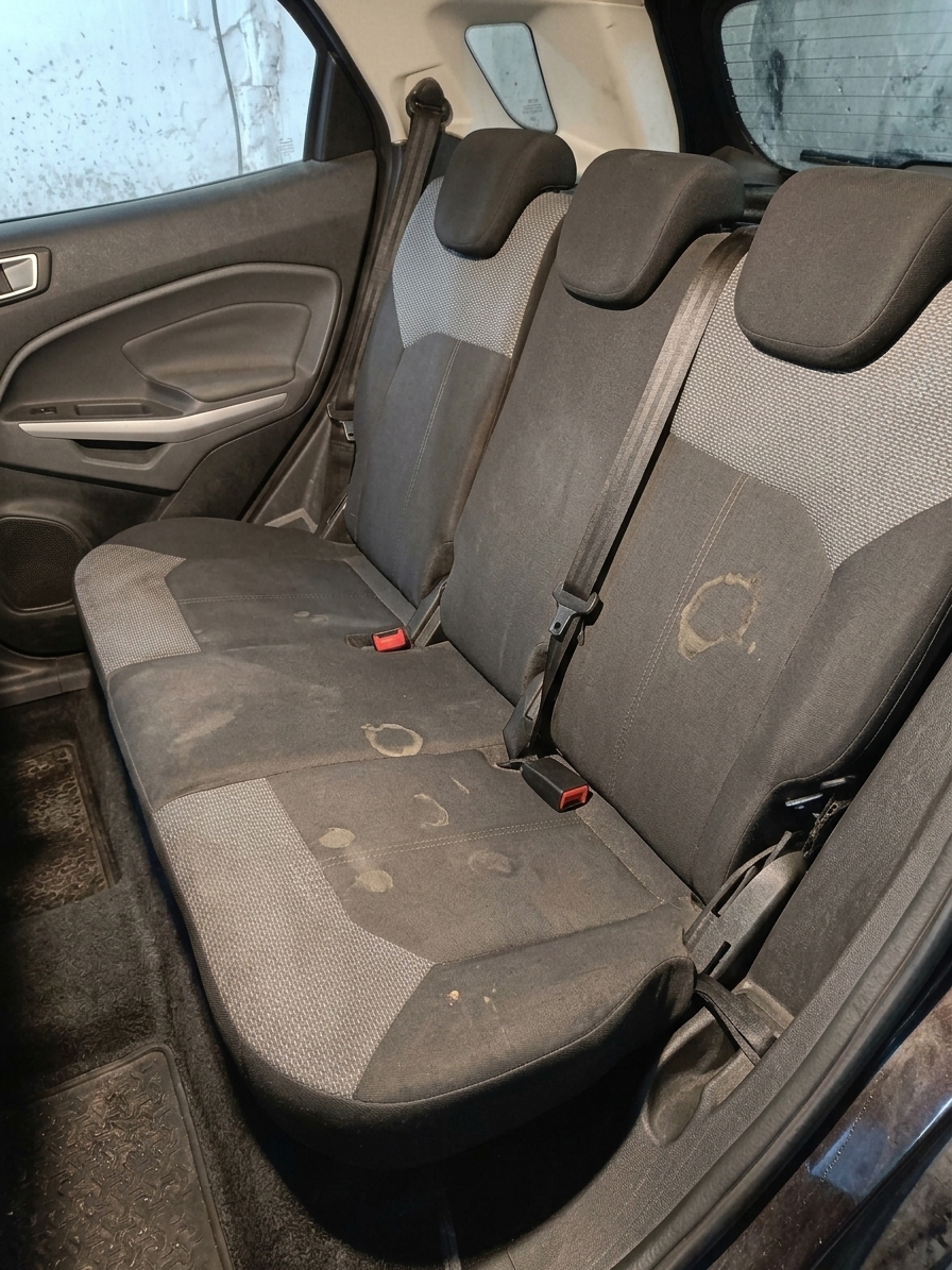 Ejemplo ilustrativo generado digitalmente: interior de auto limpio