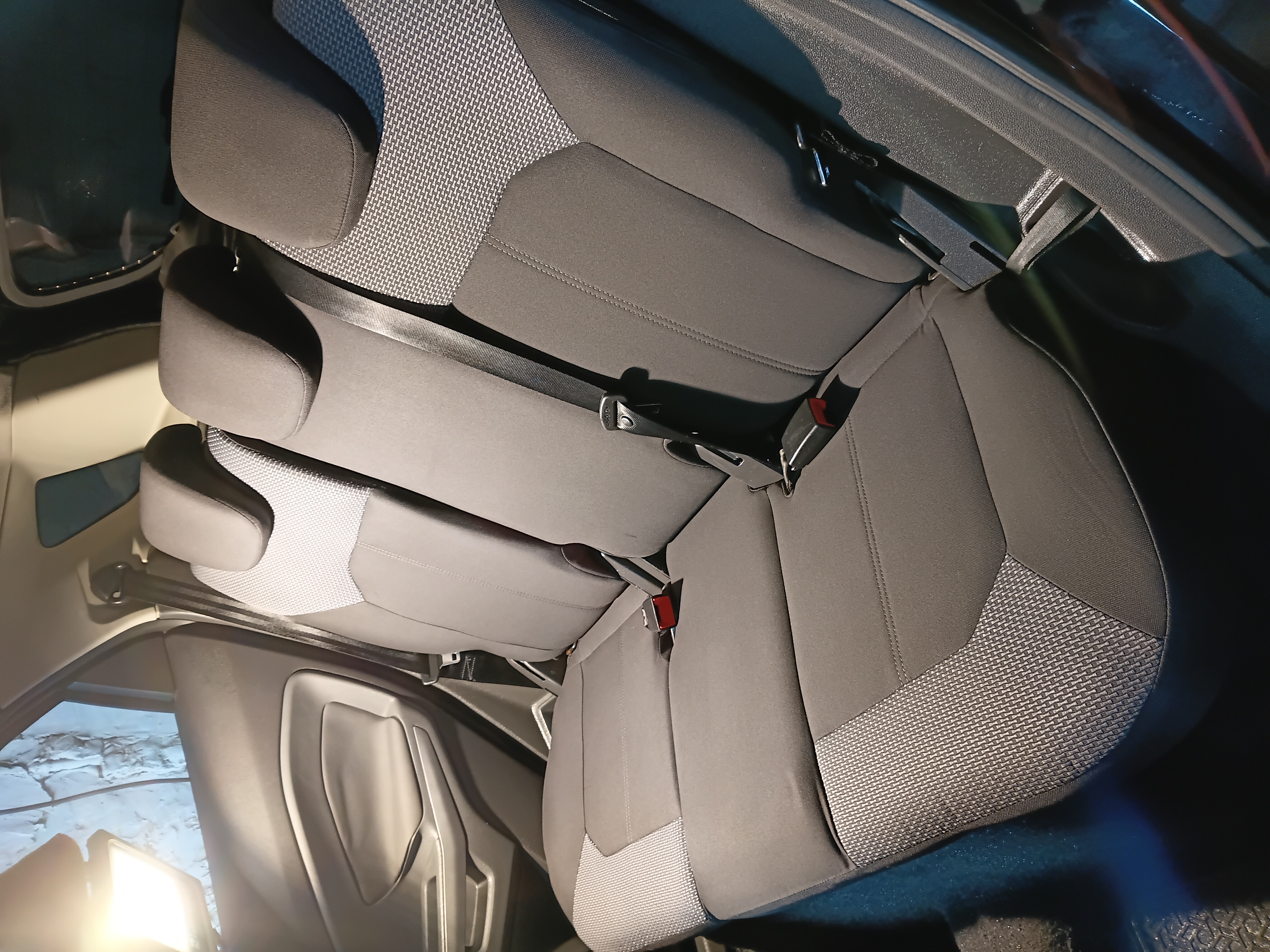 Ejemplo ilustrativo generado digitalmente: interior de auto antes de limpiar