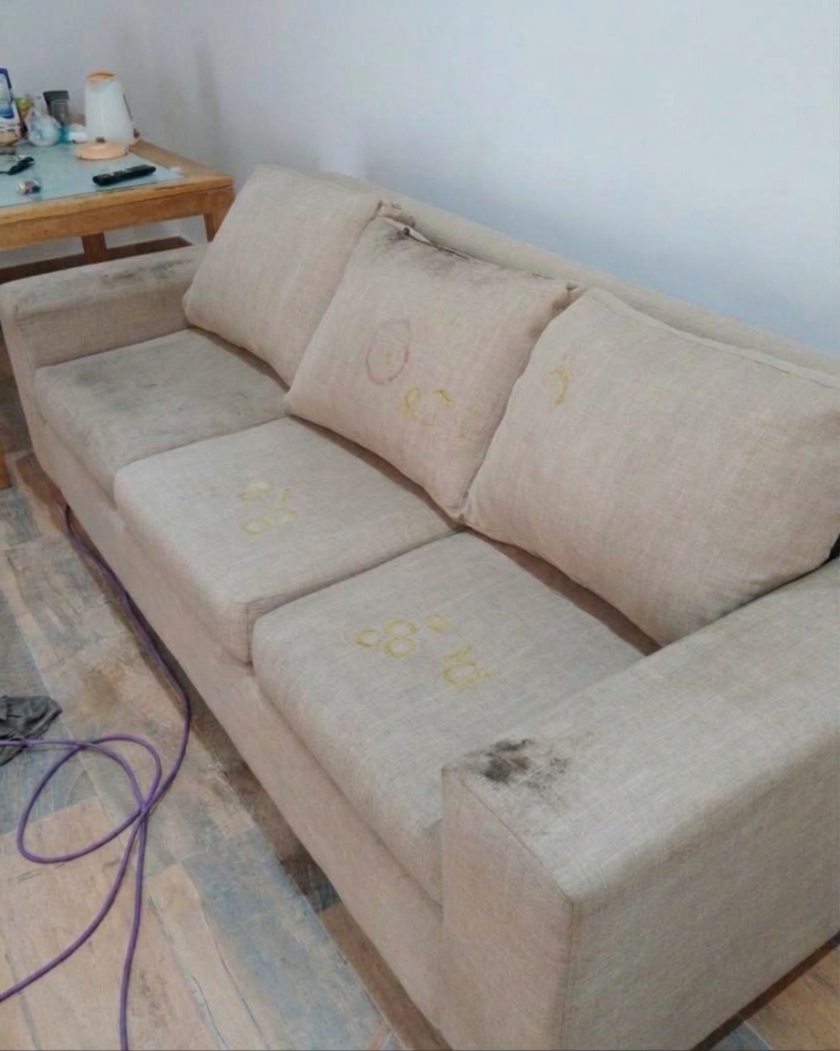 Ejemplo ilustrativo generado digitalmente: sillón antes de limpiar